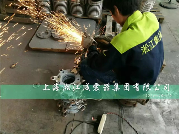 直播防拉脫限位裝置橡膠軟接頭生產過程